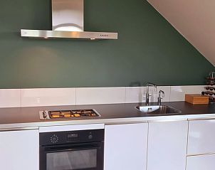 Moderne keuken in Vakantiehuisje in Westhem, ideaal voor koken op het Friese platteland, Friesland.