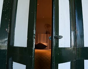 Charmante slaapkamer in Vakantiehuisje in Westhem met authentieke houten deuren, Friesland.