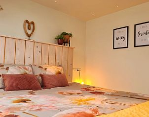 Knusse slaapkamer in Vakantiehuisje in Westhem met warme decoraties, Friese platteland, Friesland.