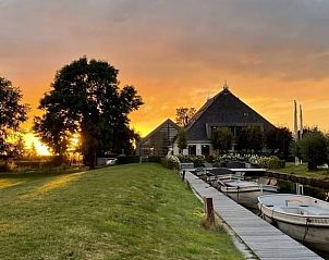Romantische avond bij Vakantiehuisje in Westhem aan het water, Friese platteland, Friesland.