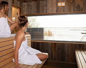 Ontspannende sauna met uitzicht op het water in Vakantiehuisje in Westhem, Friesland.