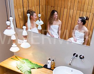 Gezellige sauna in Vakantiehuisje in Westhem met houten interieur, Friese platteland.