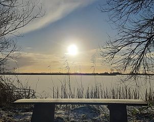 Zonsopgang boven het water bij Vakantiehuisje in Westhem, Friese platteland, Friesland.