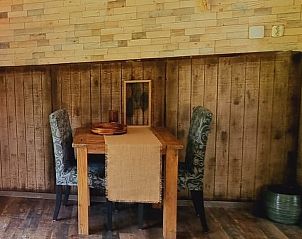 Authentieke eetruimte in Vakantiehuis in Bantega, Friesland, met rustieke houten meubels.