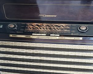 Vintage radio in Vakantiehuis in Bantega, Friesland, een nostalgisch detail in het interieur.