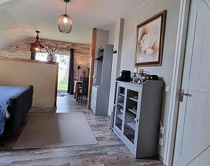 Ruime kamer in Vakantiehuis in Bantega, Friesland, met moderne inrichting en veel natuurlijk licht.