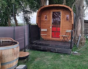 Charmante sauna en hot tub bij Vakantiehuis in Bantega, Friesland, voor ultieme ontspanning.