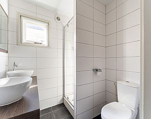 Verblijf 2612005 - Vakantiewoning Het Friese platteland - Luxe chalet 55 aan het water in Bantega met sloep 8 pax