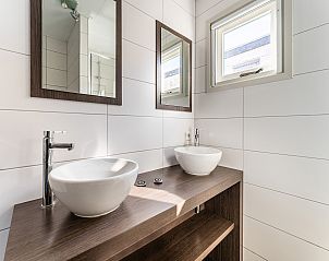 Verblijf 2612005 - Vakantiewoning Het Friese platteland - Luxe chalet 55 aan het water in Bantega met sloep 8 pax