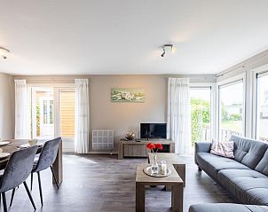 Ruime woonkamer van chalet Sluisje 14 in Bantega, met veel lichtinval en modern interieur op het Friese platteland.