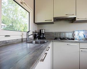 Moderne keuken van chalet Sluisje 14 in Bantega, compleet uitgerust voor een comfortabel verblijf in Friesland.