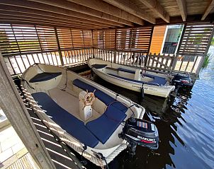 Overdekte aanlegplaats met boten bij Sluisje 54, vakantieaccommodatie in Bantega, Friesland.