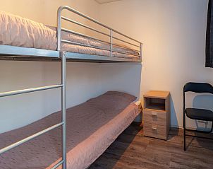 Stapelbedden in de kindvriendelijke slaapkamer van chalet Sluisje 54 in Bantega, Friesland.