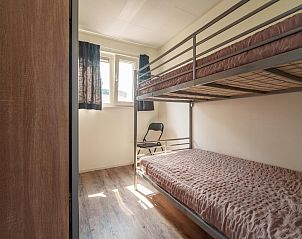 Ruime slaapkamer met stapelbedden in chalet Sluisje 54, Bantega, ideaal voor gezinnen.