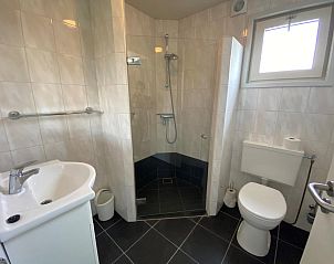 Moderne badkamer met douche in vakantieaccommodatie Sluisje 54, Bantega, Friesland.