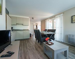 Open keuken en woonkamer in chalet Sluisje 54, Bantega, Friesland, met moderne voorzieningen.