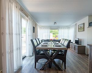 Ruime eetkamer in vakantiehuis Sluisje 54, Bantega, met veel lichtinval.