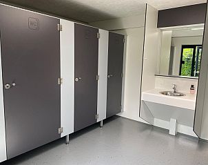 Schone en moderne toiletfaciliteiten bij vakantieaccommodatie Sluisje 54, Bantega, Friesland.