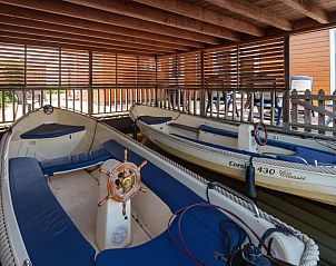 Gezellige aanlegplaats met boten bij Sluisje 54, vakantieaccommodatie in Bantega, Friesland.