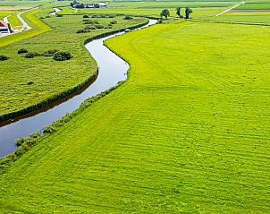 Luchtfoto van het Friese platteland nabij Sluisje 54, Bantega, met kronkelende waterwegen.