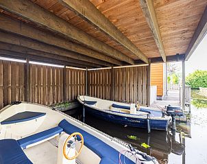 Bootjes bij chalet Sluisje 15, Bantega, Friesland, ideaal voor waterliefhebbers.