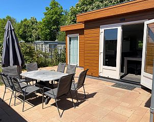 Zonnig terras van vakantiehuis Sluisje 15 in Bantega, omringd door natuur.