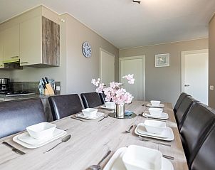 Eetkamer in vakantiehuis Sluisje 15, Bantega, Friesland, voor gezellige diners.