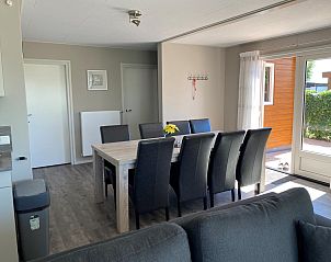 Ruime eetruimte in chalet Sluisje 15, Bantega, met veel natuurlijk licht.