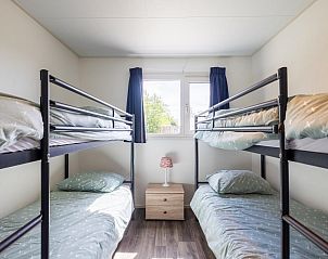 Slaapkamer met stapelbedden in Sluisje 15, Bantega, ideaal voor gezinnen.