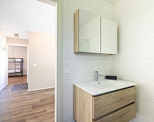 Badkamer met wastafel in chalet Sluisje 15, Bantega, Friesland, stijlvol en praktisch.