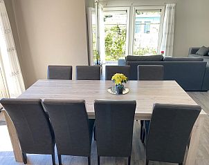 Eettafel in de woonkamer van Sluisje 15, Bantega, ideaal voor familiebijeenkomsten.