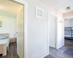 Hal in chalet Sluisje 15, Bantega, Friesland, met toegang tot slaapkamers.