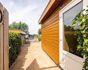 Ingang van vakantiehuis Sluisje 15, Bantega, Friesland, omgeven door groen.