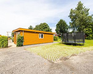 Buitenaanzicht van chalet Sluisje 15 in Bantega, Friesland, met trampoline.