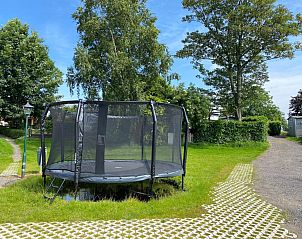 Trampoline in de tuin van Sluisje 15, Bantega, Friesland, voor kinderen.
