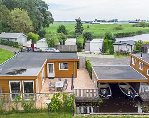 Luchtfoto van vakantiehuis Sluisje 15, Bantega, Friesland, met botenhuis.