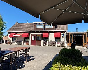 Terras van lokaal restaurant nabij Sluisje 15, Bantega, Friesland.