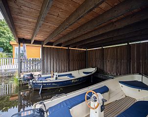 Bootjes bij Sluisje 55 chalet in Bantega, gelegen aan het Friese platteland.