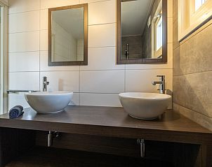 Stijlvolle badkamer met dubbele wastafel in Sluisje 55 chalet, Bantega, Friesland.