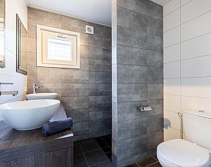 Moderne badkamer met douche en toilet in Sluisje 55 chalet, Bantega, Friesland.