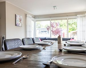 Gezellige eethoek in Sluisje 55 chalet, Bantega, Friesland met uitzicht op het terras.