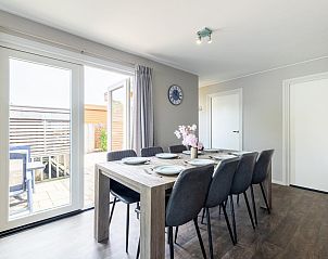 Eetkamer met toegang tot het terras in Sluisje 55 chalet, Bantega, Friesland.