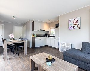 Open keuken en eetruimte in Sluisje 55 chalet, Bantega, perfect voor een familievakantie.