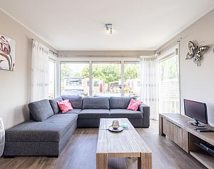 Eethoek en woonkamer in Sluisje 55 chalet, Bantega, Friesland met veel lichtinval.