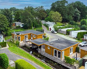 Luchtfoto van Dubbel Pret vakantiehuis in Bantega, Friesland, omgeven door groene natuur.