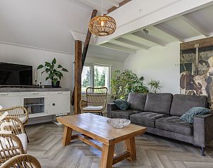 Barbecue op het terras van FR449 vakantiehuis in Bantega, omringd door natuur.