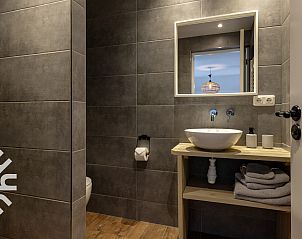 Rustiek zitje onder bomen bij FR449 vakantiehuis in Bantega, Friesland.