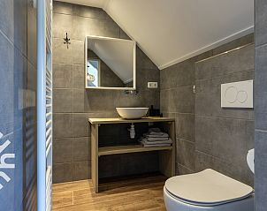 Moderne keuken in FR449 vakantiehuis, Bantega, Friesland met witte kasten.