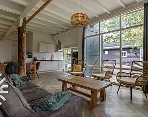 Gezellige slaapkamer in FR449 vakantiehuis, Bantega, Friesland met groene muur.