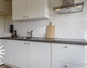 Charmant vakantiehuis FR449 in Bantega met rieten dak en terras.